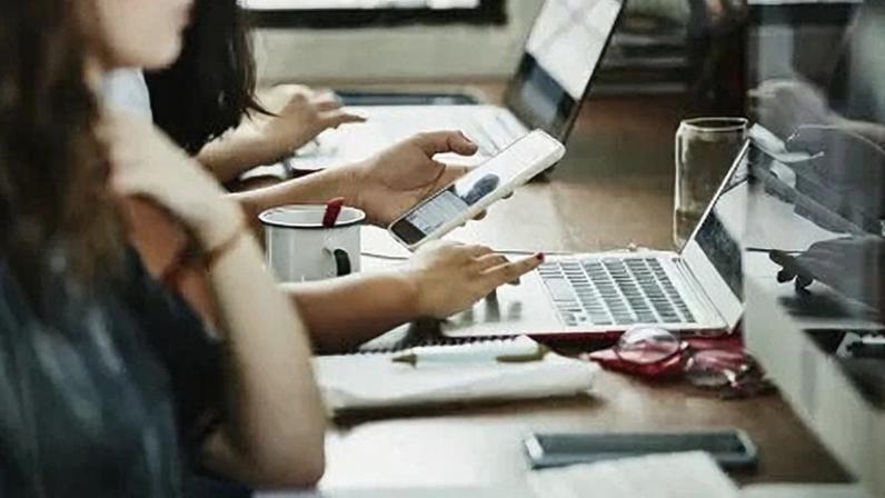 Uso de IA transforma aulas em Yale e preocupa com padronização de voz
