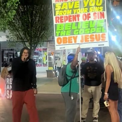 Jogador demitido da NBA é filmado pregando nas ruas
