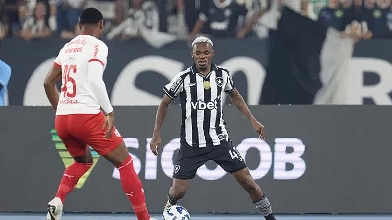 Jeffinho, do Botafogo, em lance contra Nathan Mendes, do Red Bull Bragantino