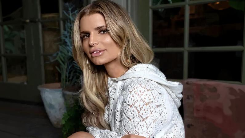 Jessica Simpson spoke to Elle to dispel rumors of her massive glam budget.