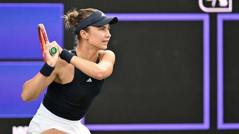 Jovic garante terceira semifinal do ano e encara Pegula