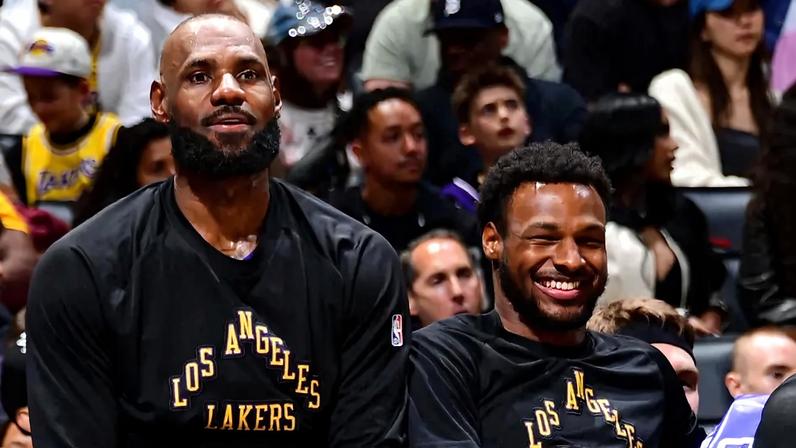 LeBron James #23 e Luka Doncic #77 pelo Los Angeles Lakers na NBA (Foto: Adam Pantozzi / NBAE / Getty Images / Getty Images via AFP)