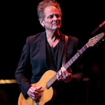 Mulher é acusada de ataques a Lindsey Buckingham e perseguiu-o por anos