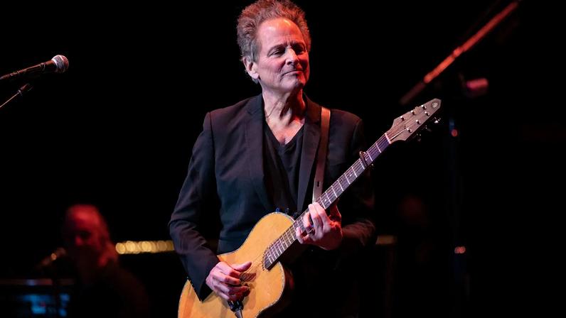 Mulher é acusada de ataques a Lindsey Buckingham e perseguiu-o por anos