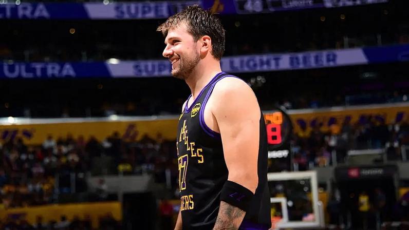 Luka Doncic quebra dois recordes na NBA após cumprir suspensão