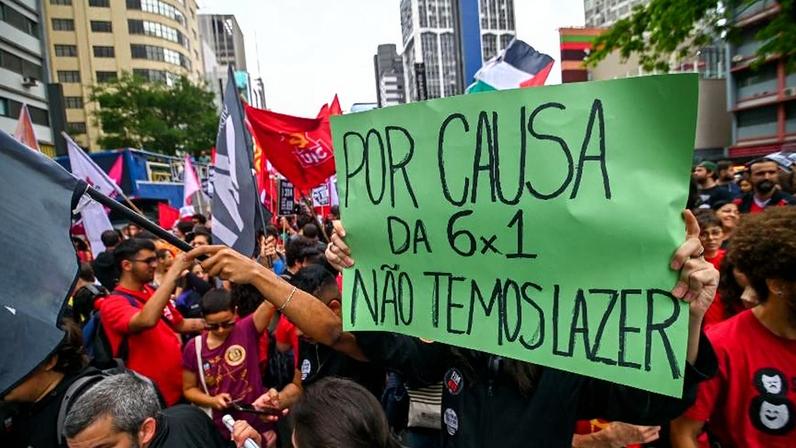 Manifestantes protestam pelo fim da escala 6x1 na Avenida Paulista em 2024