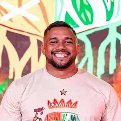 Mestre Fafá, líder da bateria da Grande Rio, recebe Paolla Oliveira em festa