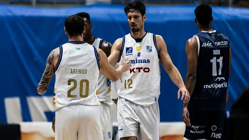 Jogadores do Minas se cumprimentando durante jogo contra Mogi pelos playoffs do NBB (Foto: Hedgard Moraes/MTC)