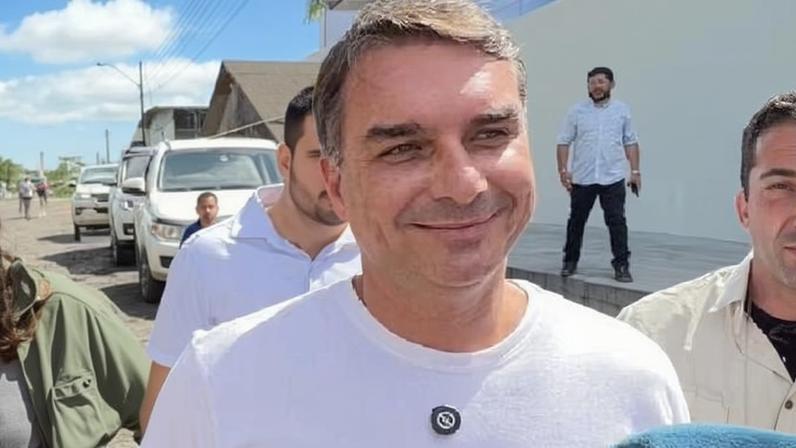 Na primeira viagem como pré-candidato, Flávio usa camiseta com a frase 'pai de menina'