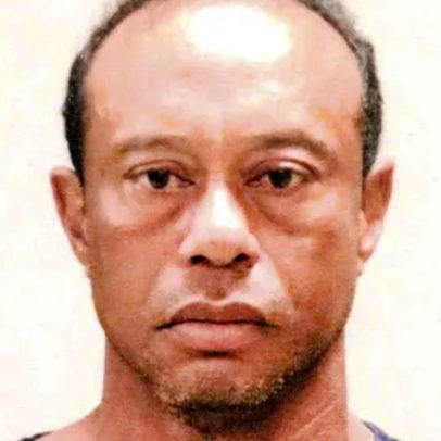Tiger Woods aparece abatido em ficha policial após prisão por DUI