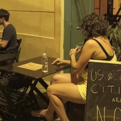 Procon multa bar na Lapa por placa que restringia entrada a estrangeiros