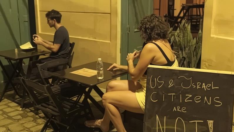 Placa no bar Partisan informava a proibição de norte-americanos e israelenses. Foto: Reprodução redes sociais