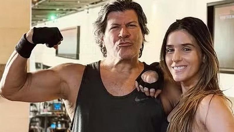 Paulo Ricardo treina na academia ao lado da esposa
