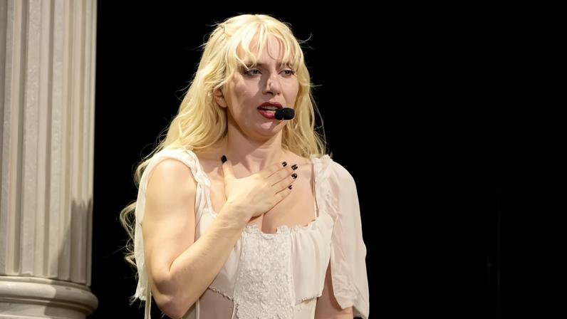 Lady Gaga na praia de Copacabana — Foto: Brazil News
