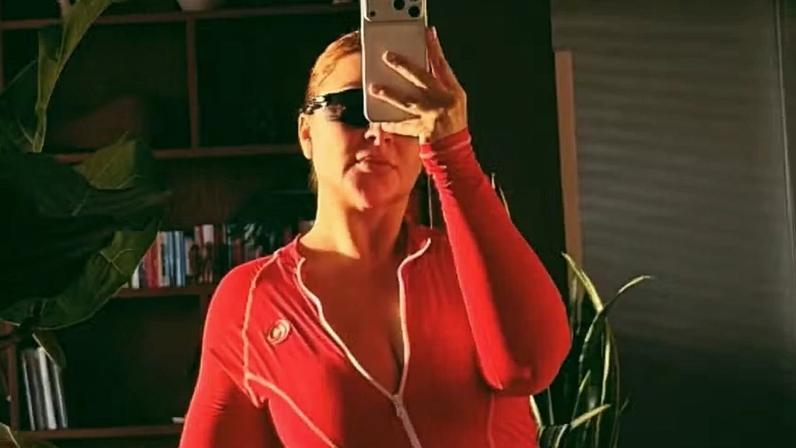 Letticia Munniz posa de maiô cavado antes da praia e web reage