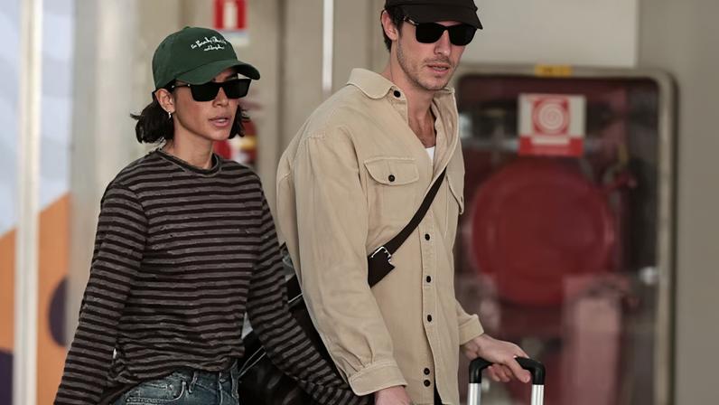 Bruna Marquezine e Shawn Mendes chegam ao Rio de mãos dadas no aeroporto