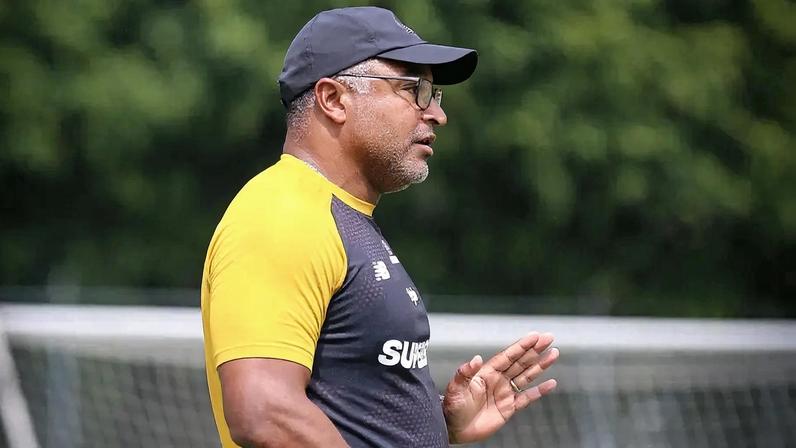 Roger Machado encara ex-time pelo São Paulo; números contra o Internacional