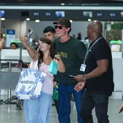 Shawn Mendes embarca no aeroporto do Rio sem Bruna Marquezine