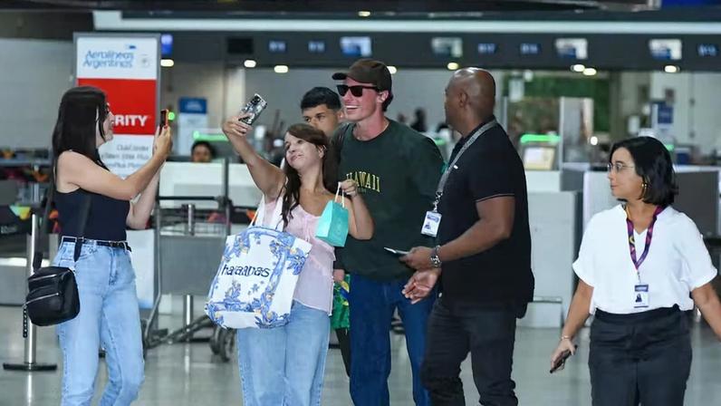 Shawn Mendes embarca no aeroporto do Rio sem Bruna Marquezine