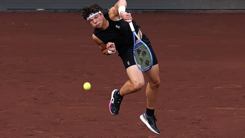 Shelton faz 21 aces na estreia no saibro; argentinos se destacam