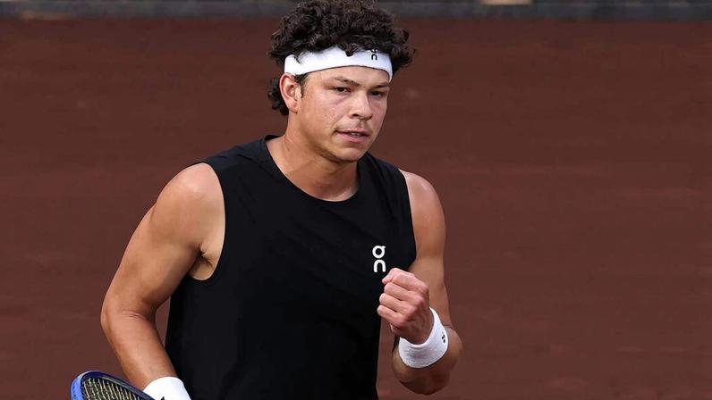 Shelton admite desconforto após estreia no saibro