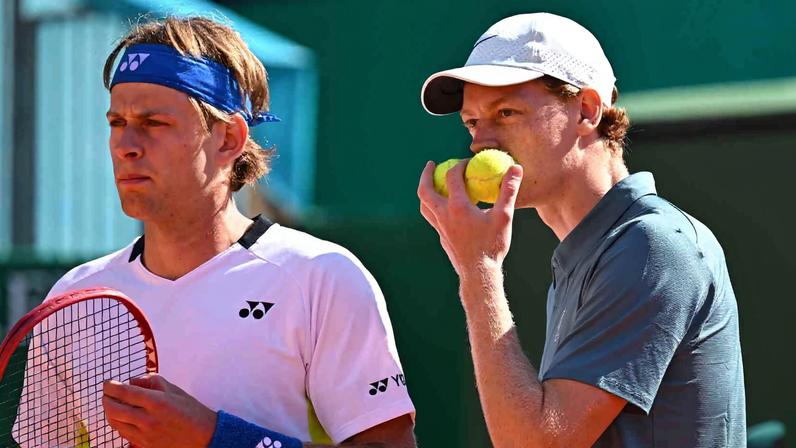 Zizou Bergs e Jannik Sinner (Foto: Corinne Dubreuil/ATP Tour)