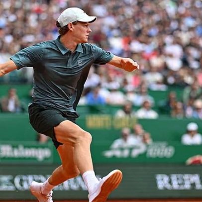 Sinner supera estreia em Monte Carlo e vira o 1º com 20 vitórias no ano