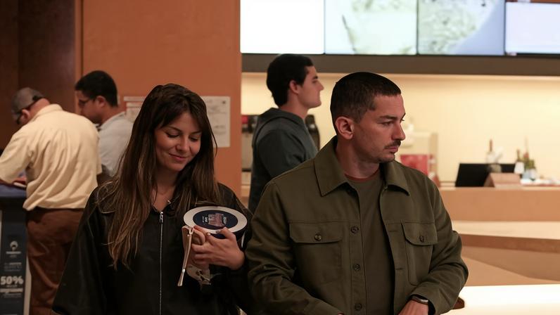 Hariany Almeida e Renan Machado curtem noite no Rio após drama na França