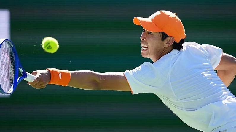 Tien vence o campeão do LA Open e enfrenta nas quartas em Houston