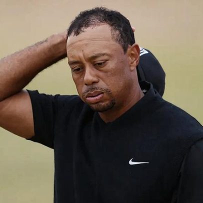 Câmera corporal mostra Tiger Woods agachado ao lado da estrada após DUI