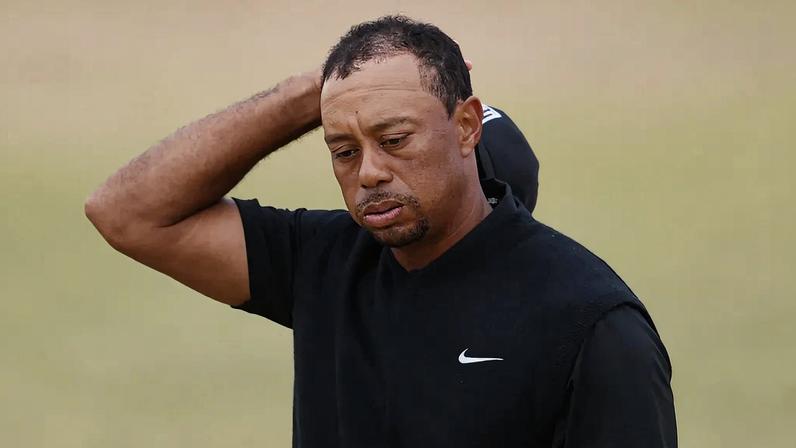 Câmera corporal mostra Tiger Woods agachado ao lado da estrada após DUI
