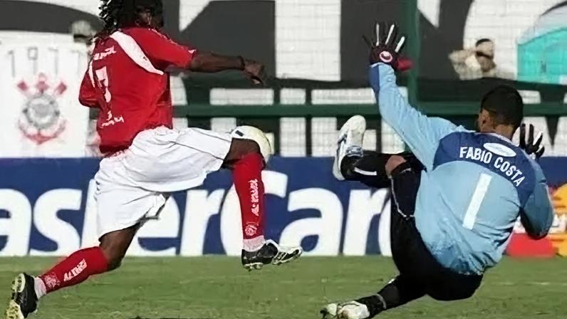 Lance em Corinthians x Internacional, pelo polêmico Brasileirão de 2005