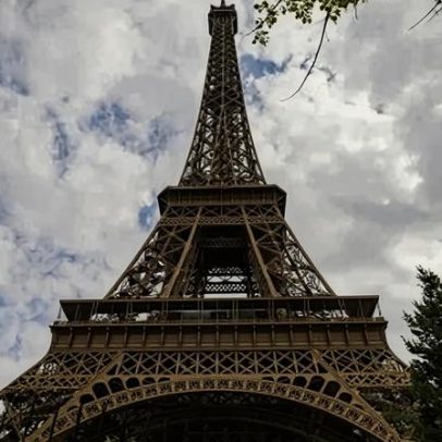 Parte original da escada da Torre Eiffel é leiloada em Paris