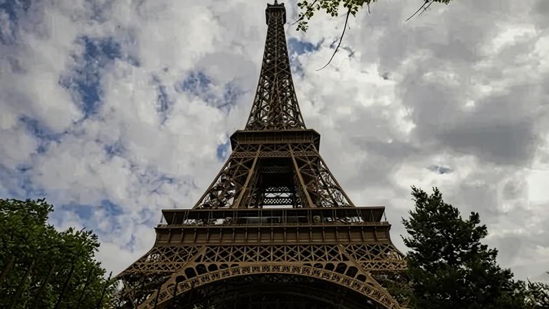 Parte da escadaria original da Torre Eiffel será colocada à venda no próximo mês