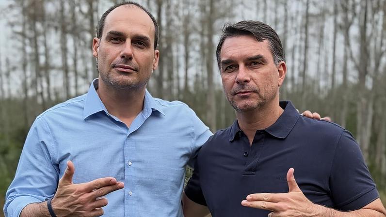 Os irmãos Eduardo e Flávio Bolsonaro em foto nos Estados Unidos