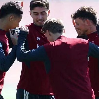 Arsenal é alvo de zoação por treinos inusitados com canetas e roda de abraços