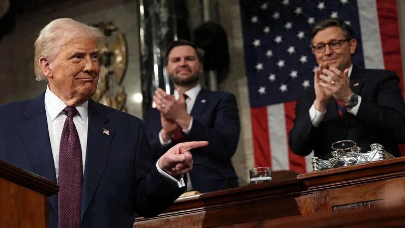 Trump discursa e é aplaudido pelo vice-presidente J.D. Vance e pelo presidente da Câmara, Mike Johnson. Foto: Win McNamee / POOL / AFP