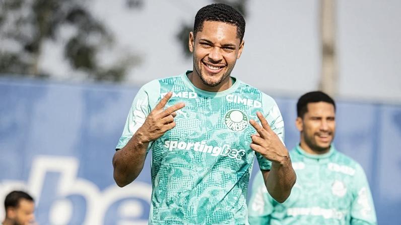Vitor Roque treina com elenco do Palmeiras