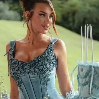 Vivi Wanderley celebra 25 anos com decoração, roupa e bolo azuis