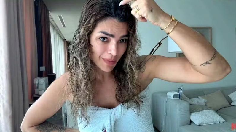 Kelly Key revela fios brancos e fala sobre pressão de estar sempre perfeita