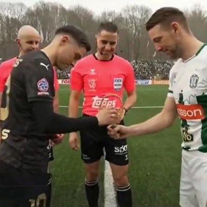 Campeonato da Lituânia realiza sorteio de campo temático com ovos de Páscoa