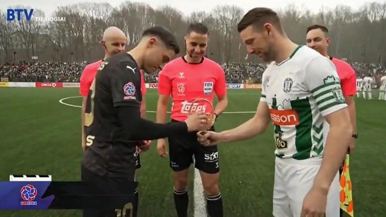 Campeonato da Lituânia realiza sorteio de campo temático com ovos de Páscoa