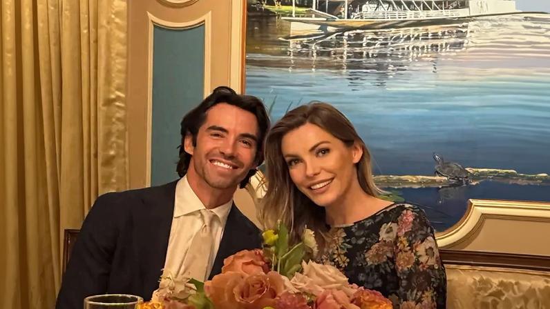 Viúva de Hugh Hefner, Crystal Harris, casa com James Ward em cerimônia na ilha