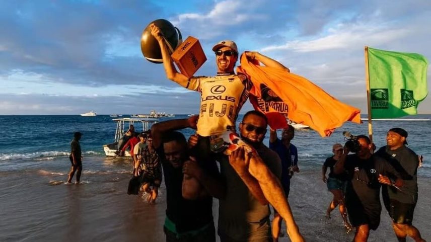 Yago Dora comemorando seu título de campeão mundial da WSL (Foto: Ed Sloane/WSL)