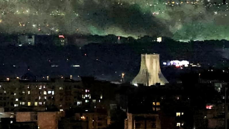 Coluna de fumaça após ataque em Teerã – foto: Atta Kenare/AFP