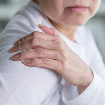 Ombro congelado pode estar ligado à menopausa, indicam estudos