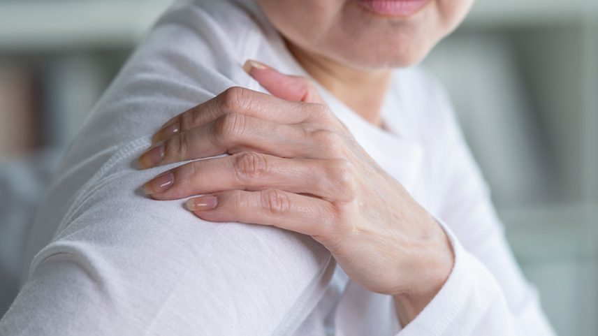 Ombro congelado pode estar ligado à menopausa, indicam estudos