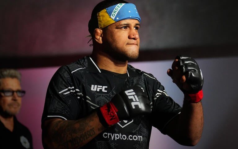Gilbert Burns caminha ao Octógono antes da luta com Sean Brady no UFC Vegas 97, em setembro de 2024. (Chris Unger/Zuffa LLC)