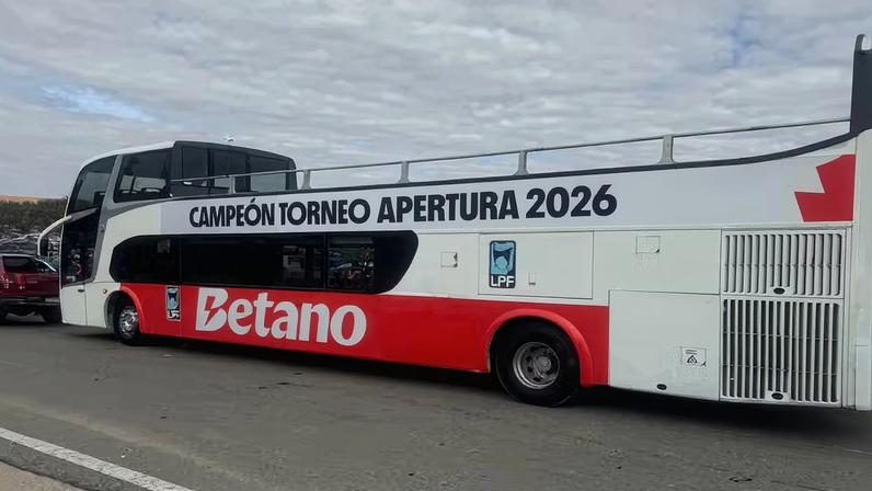 Festa frustrada: ônibus do título do River viraliza após derrota na final — Foto: Reprodução