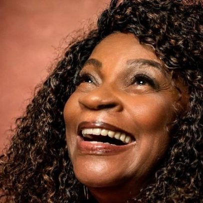 Zezé Motta, 81, revela segredo para manter-se ativa com humor na velhice